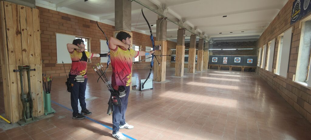 Los hermanos Rufas en una sesión de entrenamiento de tiro con arco durante la grabación de Display Sabiñánigo.